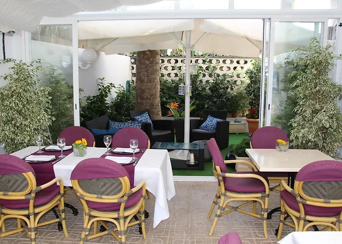 La Riviera Hotel *